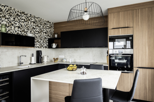 Réalisation COMERA Cuisines à Châteaubriant (44) - Cuisine moderne noire blanche et décor bois